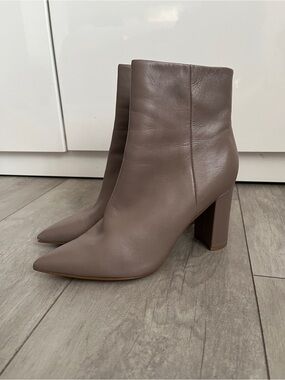 Marc Fisher LTD Taupe Pointed Toe Block Heel Ankle Boots Like New, Size 7.5